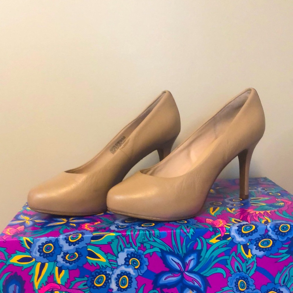 Rockport beige platform leather pumps size 7 wide